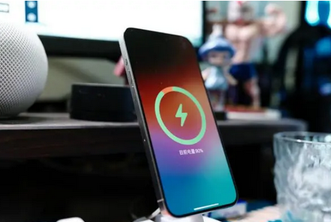 薛城苹果15换屏服务分享用什么充电器给iPhone15充电更好 